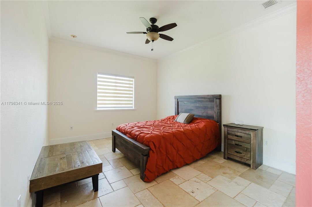 4th Ensuite 17'7" x 11'10" right wing