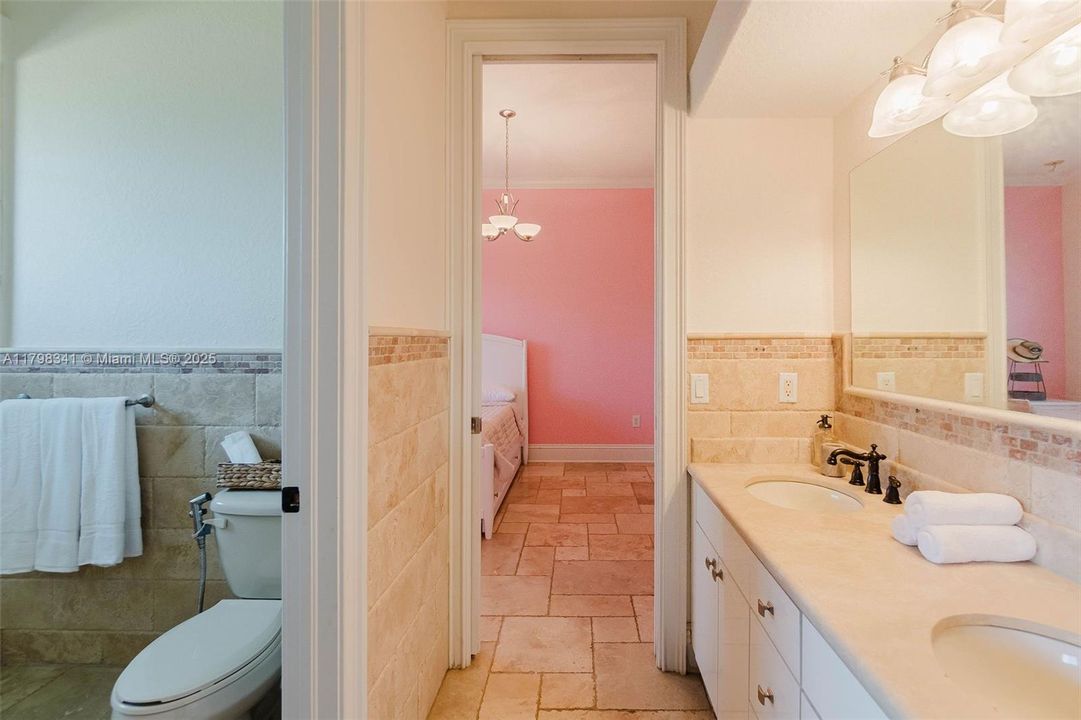 jack & jill bathroom