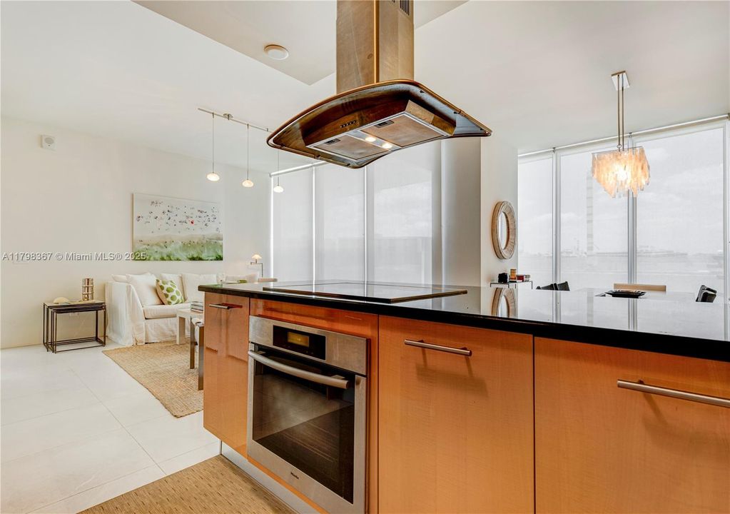 Recently Sold: $1,395,000 (2 beds, 2 baths, 1280 Square Feet)