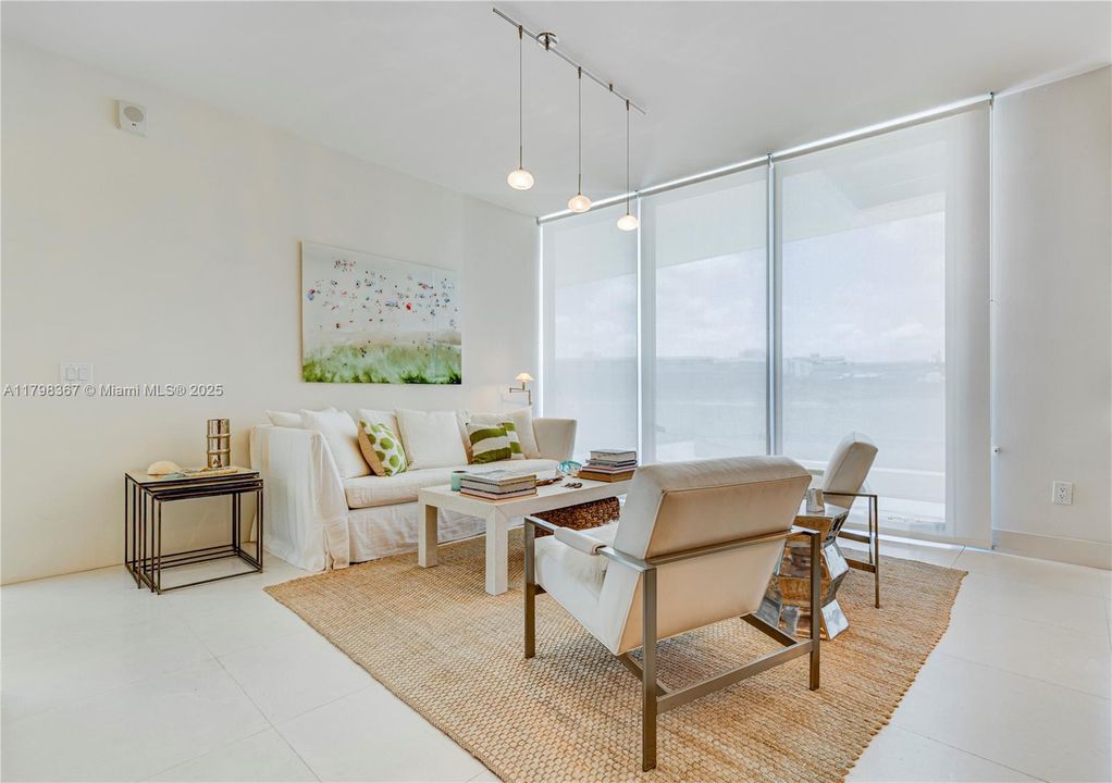 Recently Sold: $1,395,000 (2 beds, 2 baths, 1280 Square Feet)