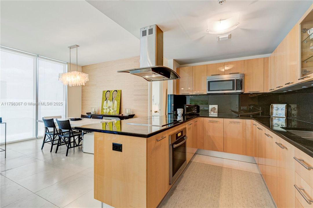 Recently Sold: $1,395,000 (2 beds, 2 baths, 1280 Square Feet)