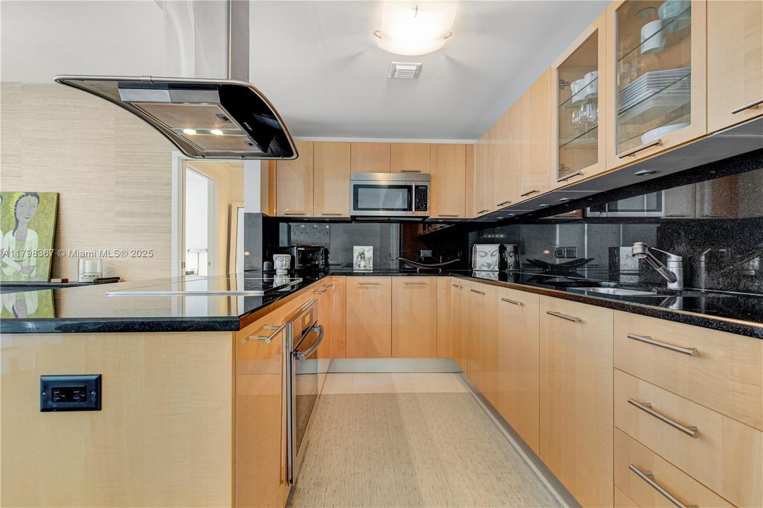 Recently Sold: $1,395,000 (2 beds, 2 baths, 1280 Square Feet)