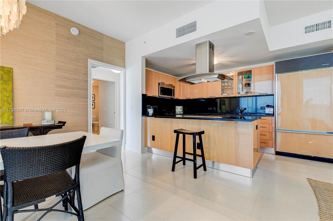 Recently Sold: $1,395,000 (2 beds, 2 baths, 1280 Square Feet)