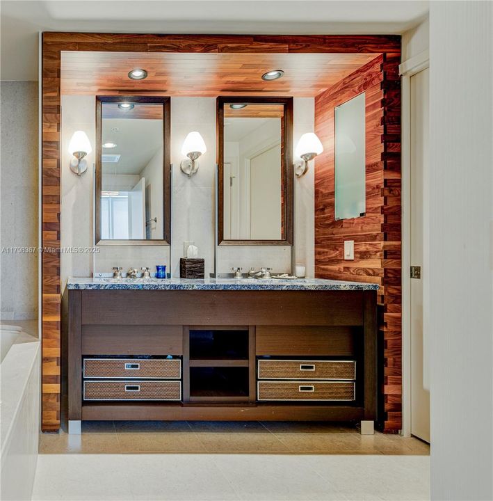 Recently Sold: $1,395,000 (2 beds, 2 baths, 1280 Square Feet)