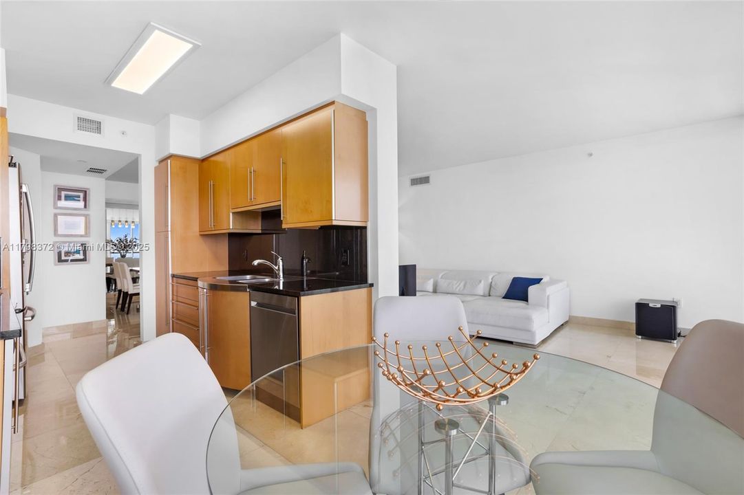 На продажу: $1,950,000 (2 спален, 2 ванн, 1392 Квадратных фут)