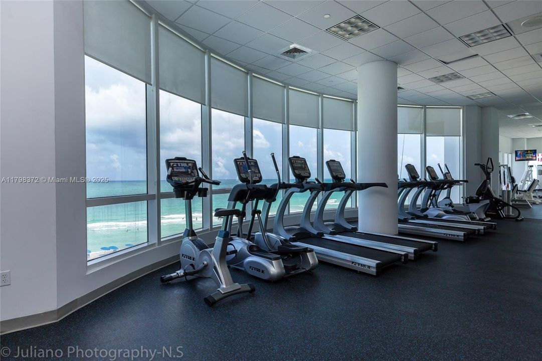 На продажу: $1,950,000 (2 спален, 2 ванн, 1392 Квадратных фут)