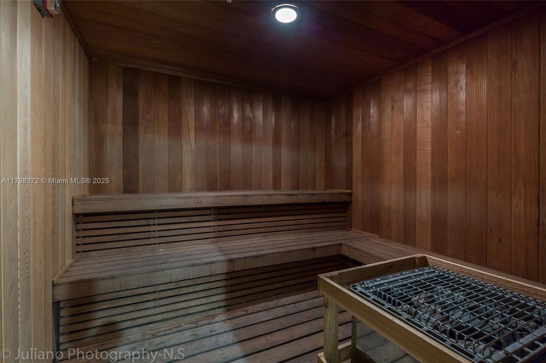 На продажу: $1,950,000 (2 спален, 2 ванн, 1392 Квадратных фут)