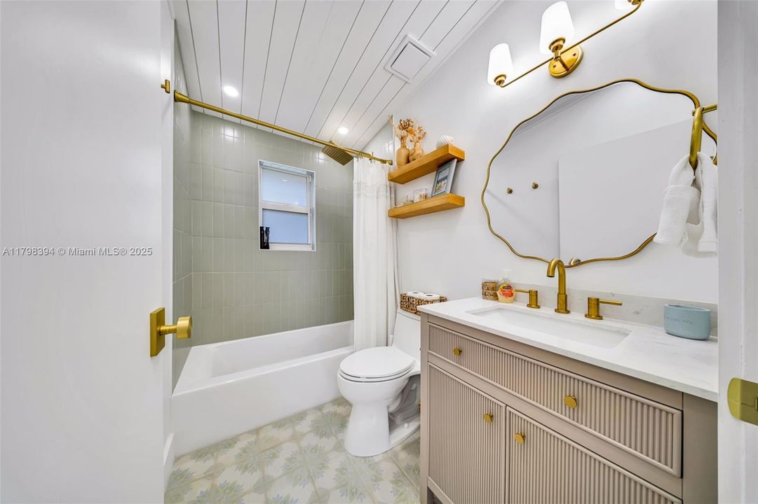 出租: $11,500 (4 贝兹, 3 浴室, 1800 平方英尺)