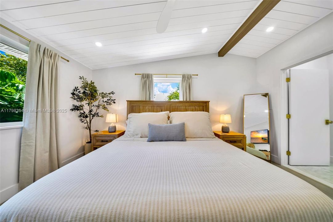 出租: $11,500 (4 贝兹, 3 浴室, 1800 平方英尺)