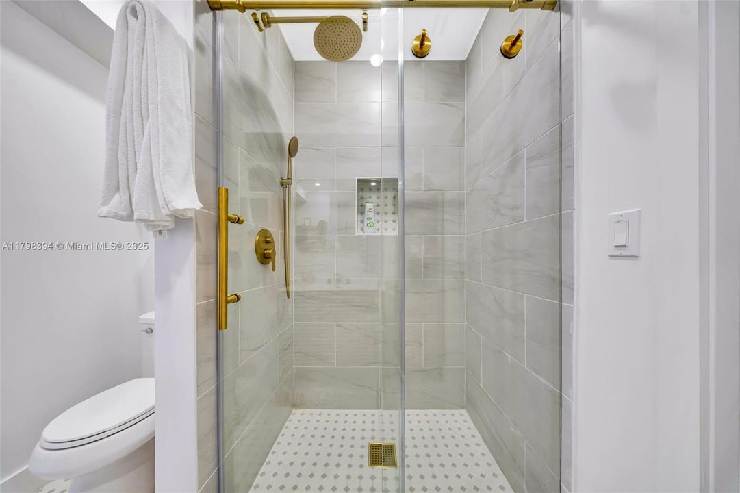 出租: $11,500 (4 贝兹, 3 浴室, 1800 平方英尺)