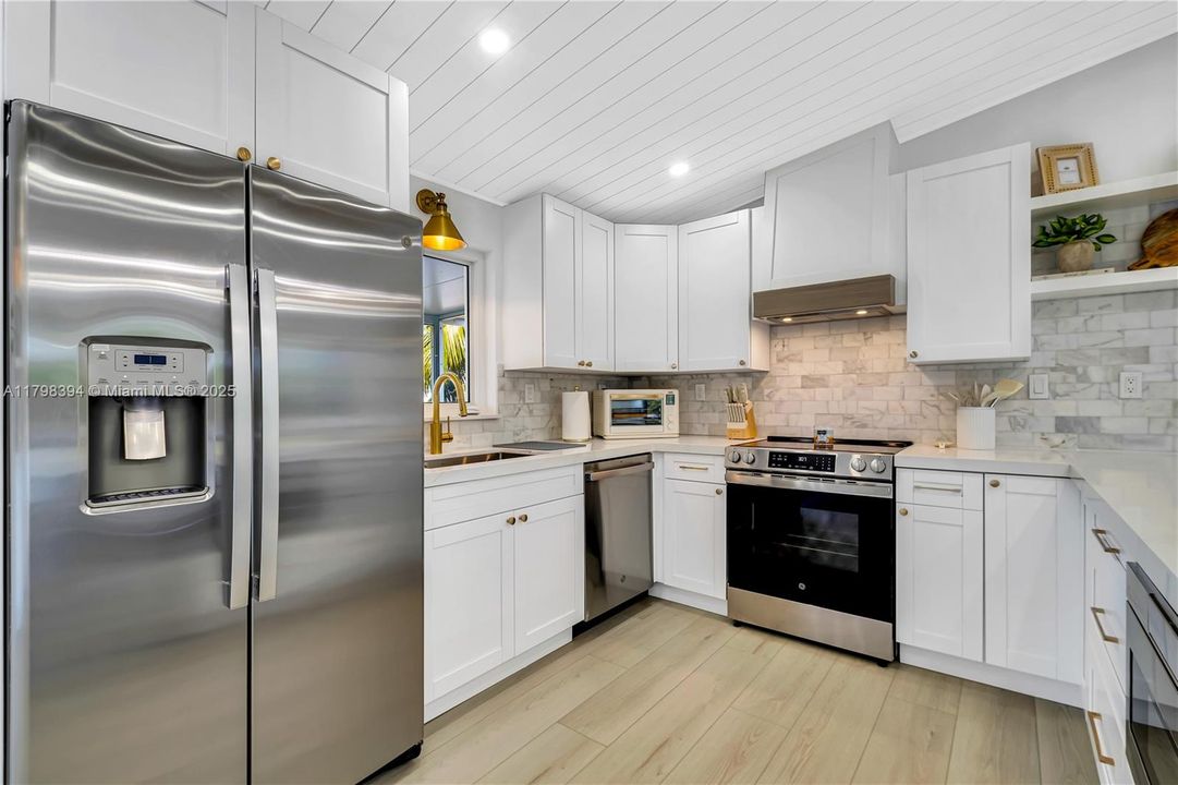 出租: $11,500 (4 贝兹, 3 浴室, 1800 平方英尺)