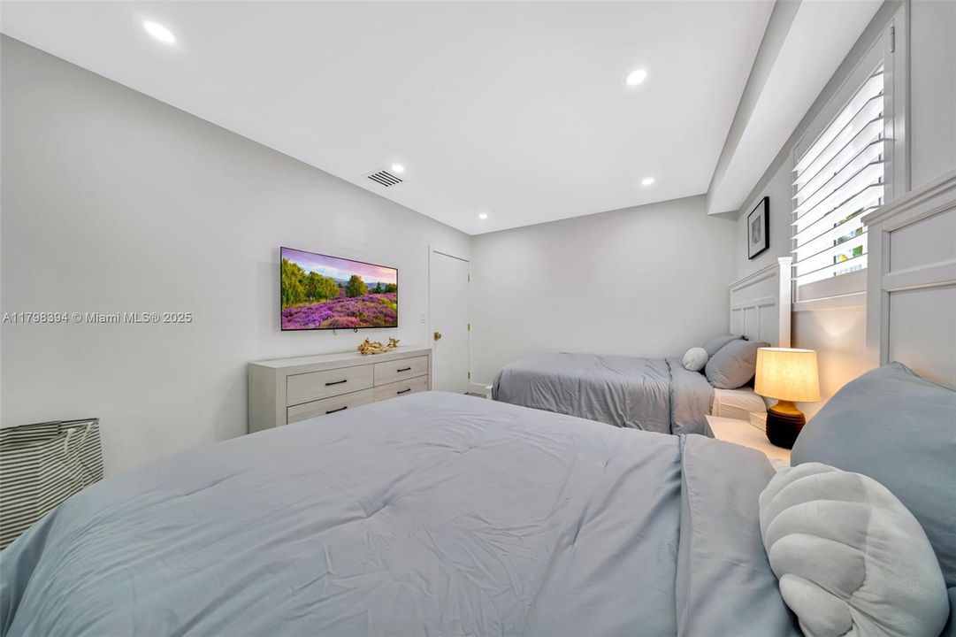 出租: $11,500 (4 贝兹, 3 浴室, 1800 平方英尺)