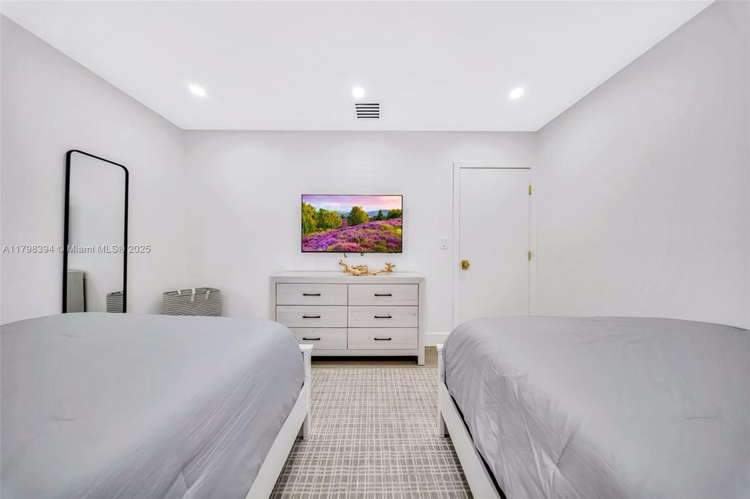 出租: $11,500 (4 贝兹, 3 浴室, 1800 平方英尺)