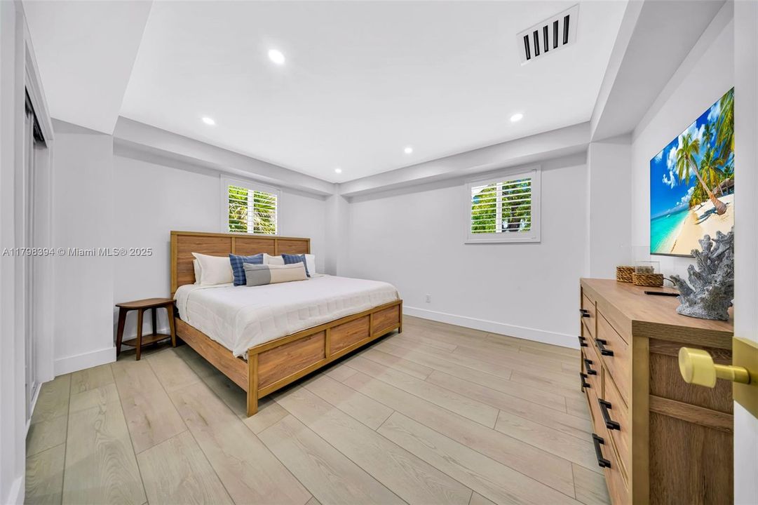 出租: $11,500 (4 贝兹, 3 浴室, 1800 平方英尺)