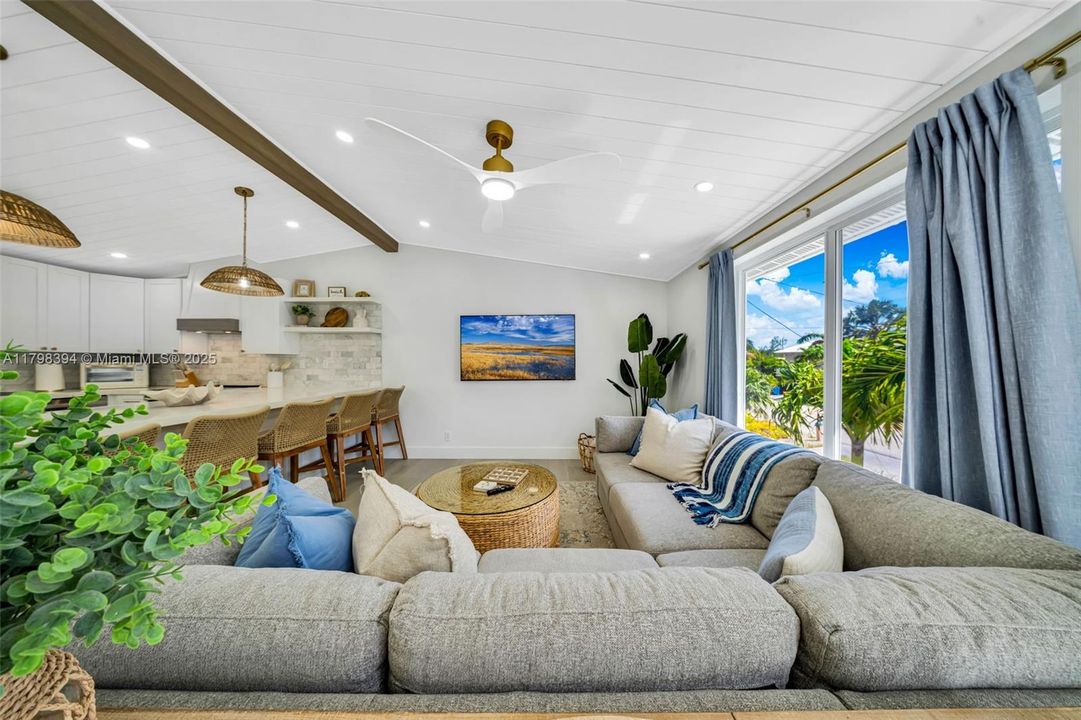 出租: $11,500 (4 贝兹, 3 浴室, 1800 平方英尺)