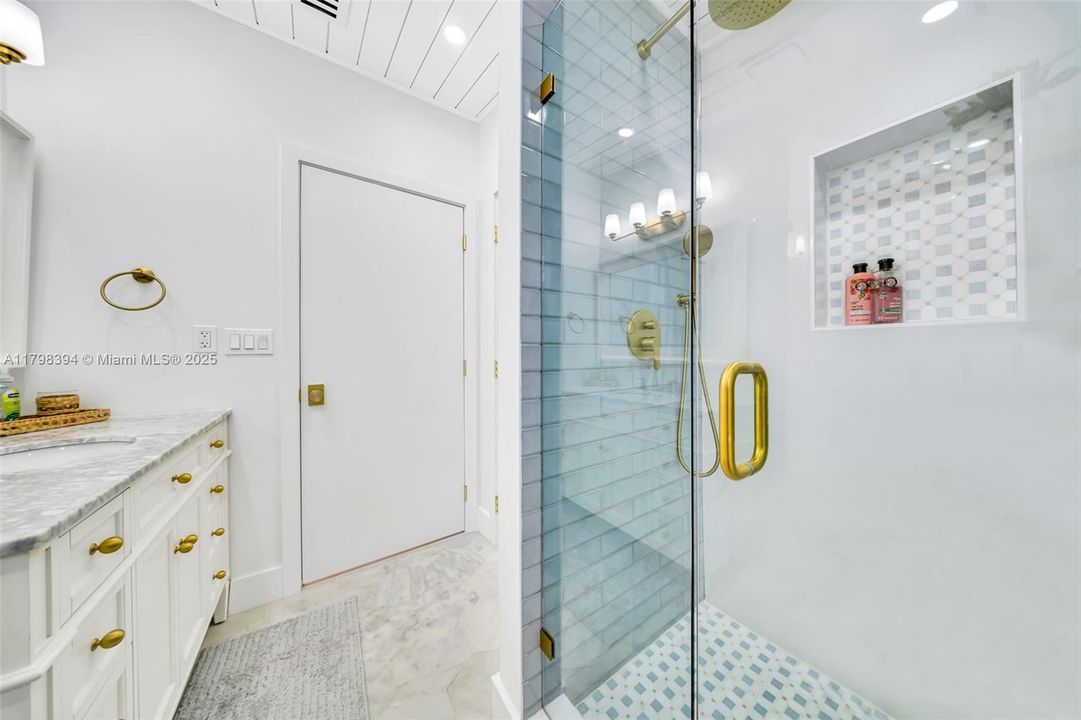 出租: $11,500 (4 贝兹, 3 浴室, 1800 平方英尺)