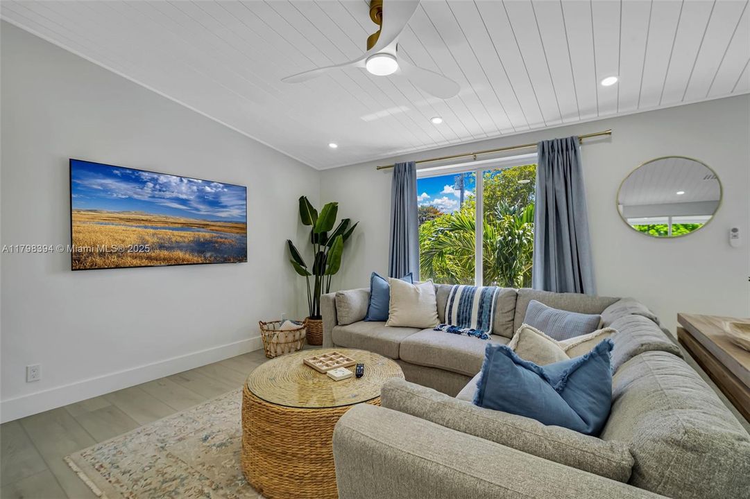 出租: $11,500 (4 贝兹, 3 浴室, 1800 平方英尺)