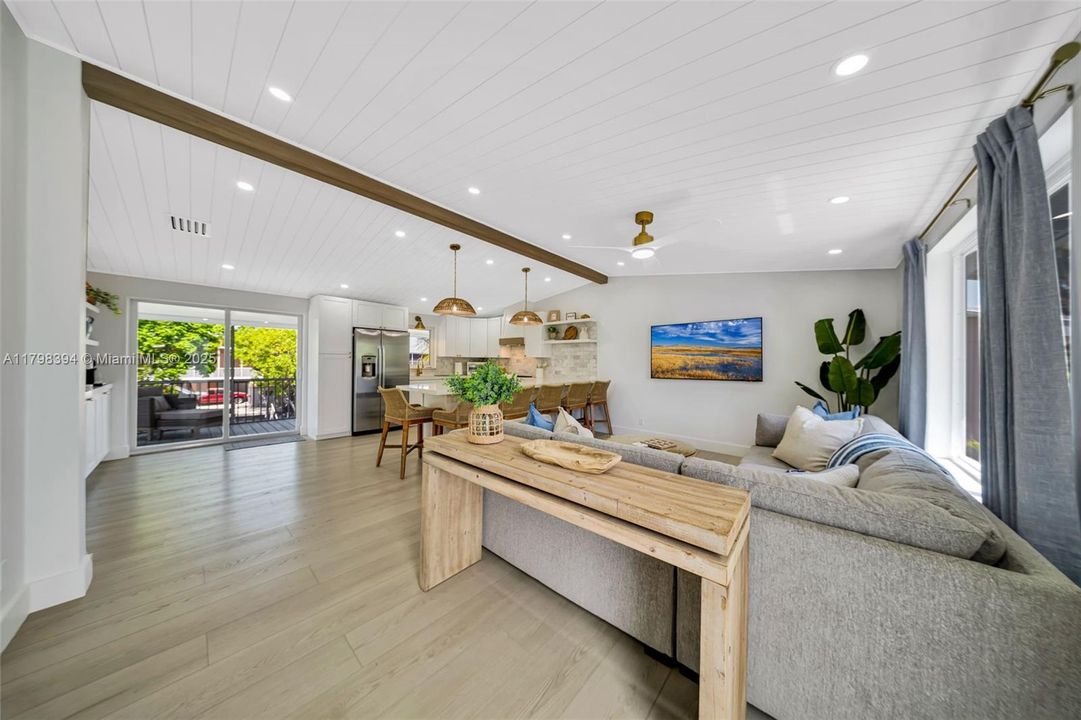 出租: $11,500 (4 贝兹, 3 浴室, 1800 平方英尺)