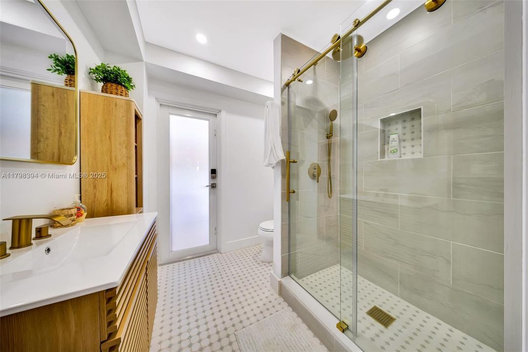 出租: $11,500 (4 贝兹, 3 浴室, 1800 平方英尺)