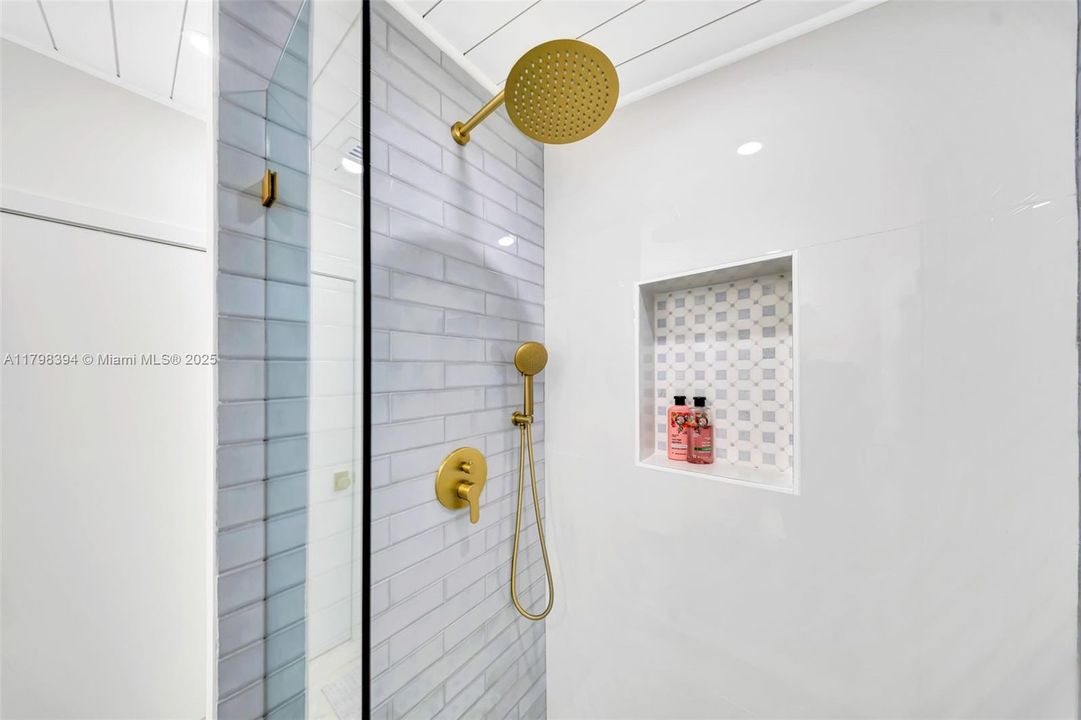 出租: $11,500 (4 贝兹, 3 浴室, 1800 平方英尺)