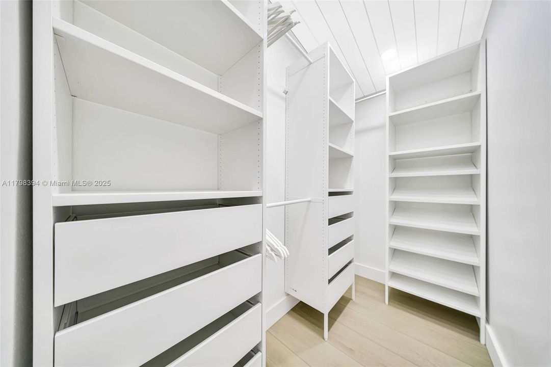 出租: $11,500 (4 贝兹, 3 浴室, 1800 平方英尺)