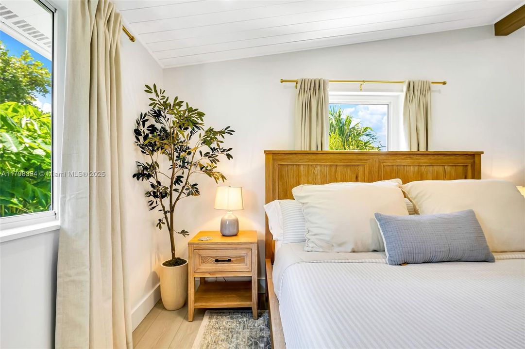 出租: $11,500 (4 贝兹, 3 浴室, 1800 平方英尺)