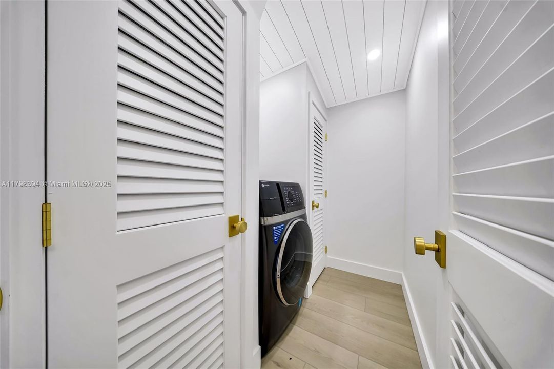 出租: $11,500 (4 贝兹, 3 浴室, 1800 平方英尺)