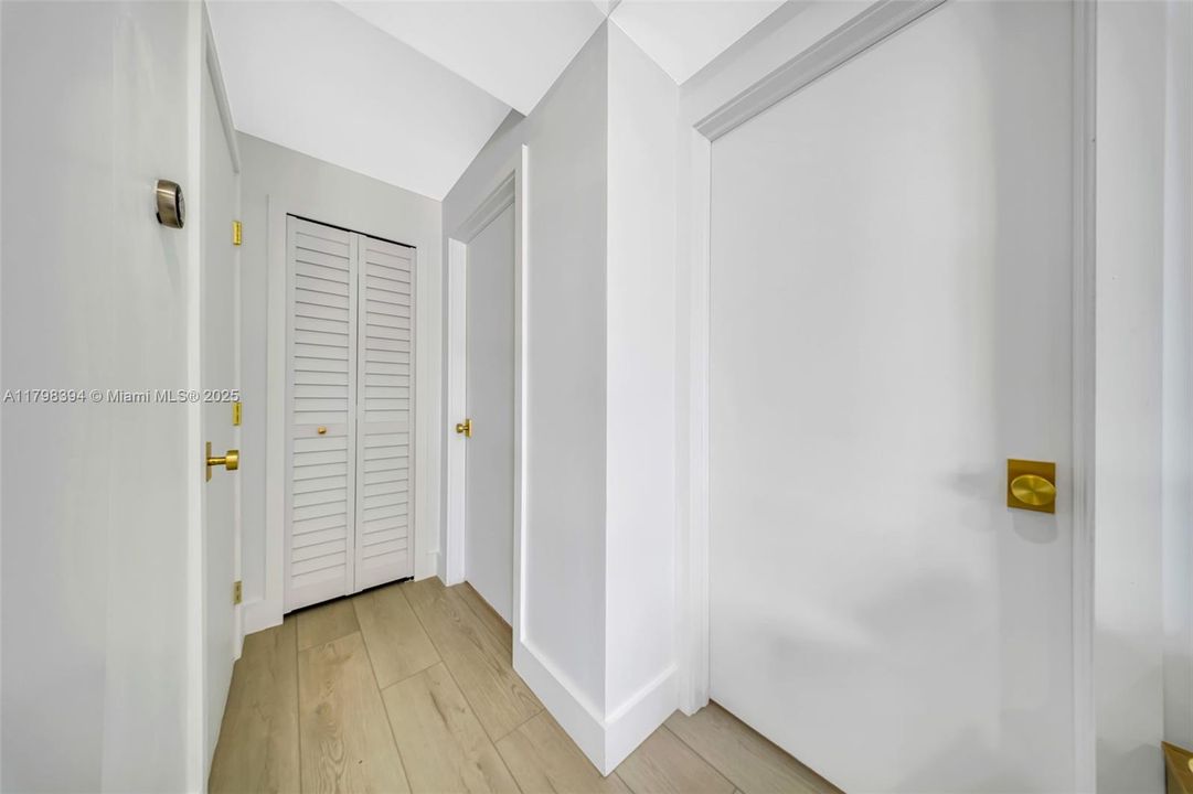 出租: $11,500 (4 贝兹, 3 浴室, 1800 平方英尺)