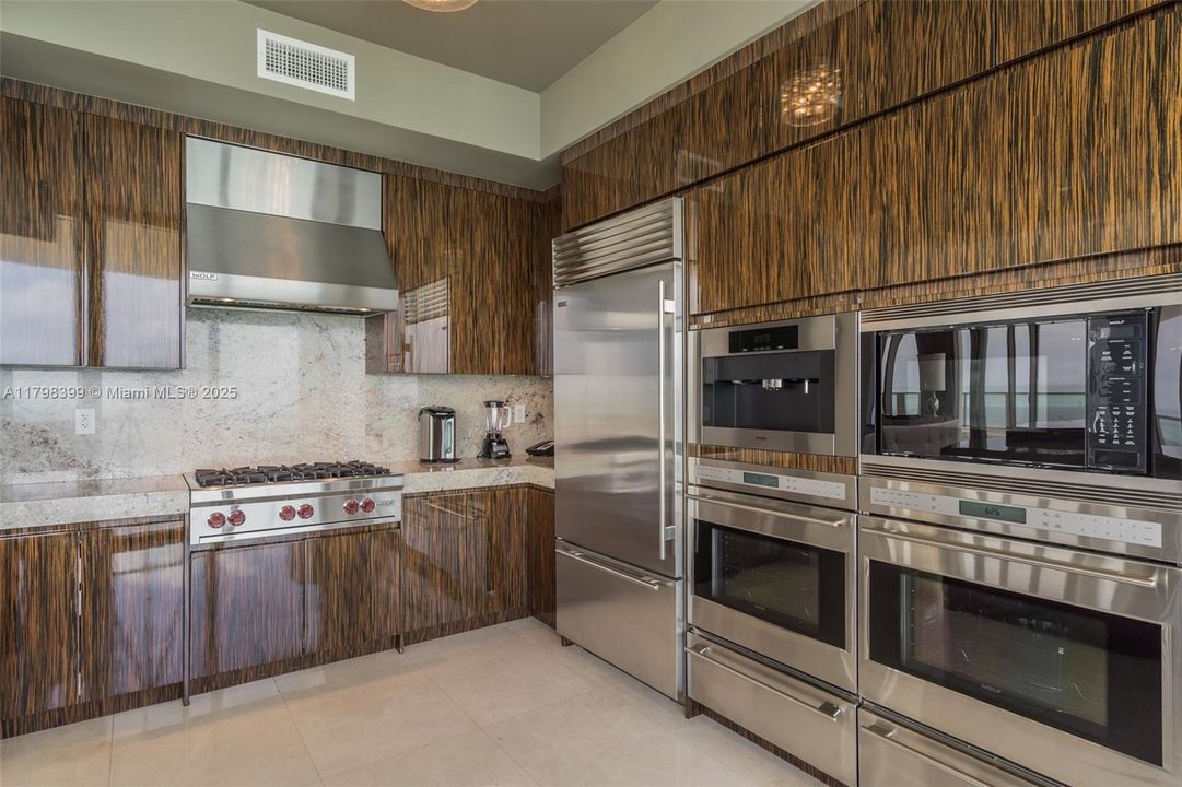 На продажу: $9,999,000 (3 спален, 3 ванн, 2721 Квадратных фут)