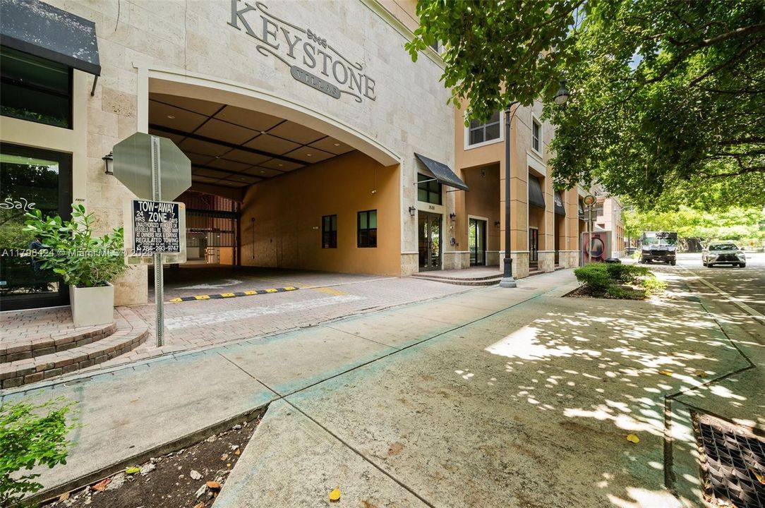 For Sale: $385,000 (1 beds, 1 baths, 714 Square Feet)