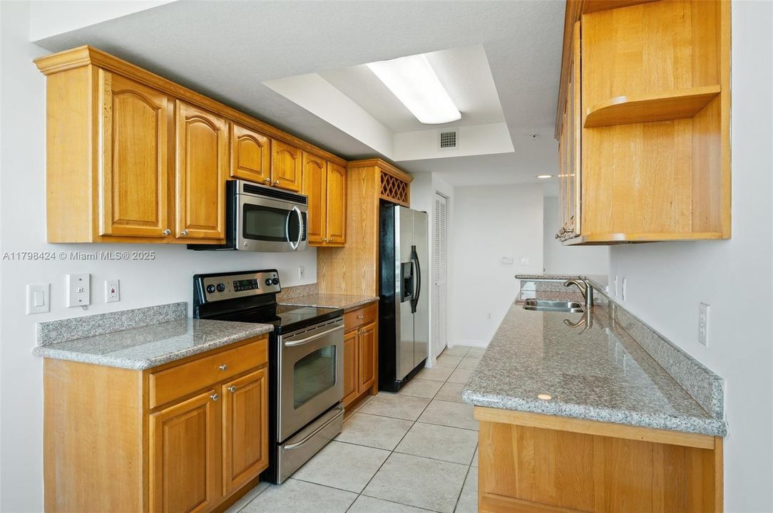 For Sale: $385,000 (1 beds, 1 baths, 714 Square Feet)