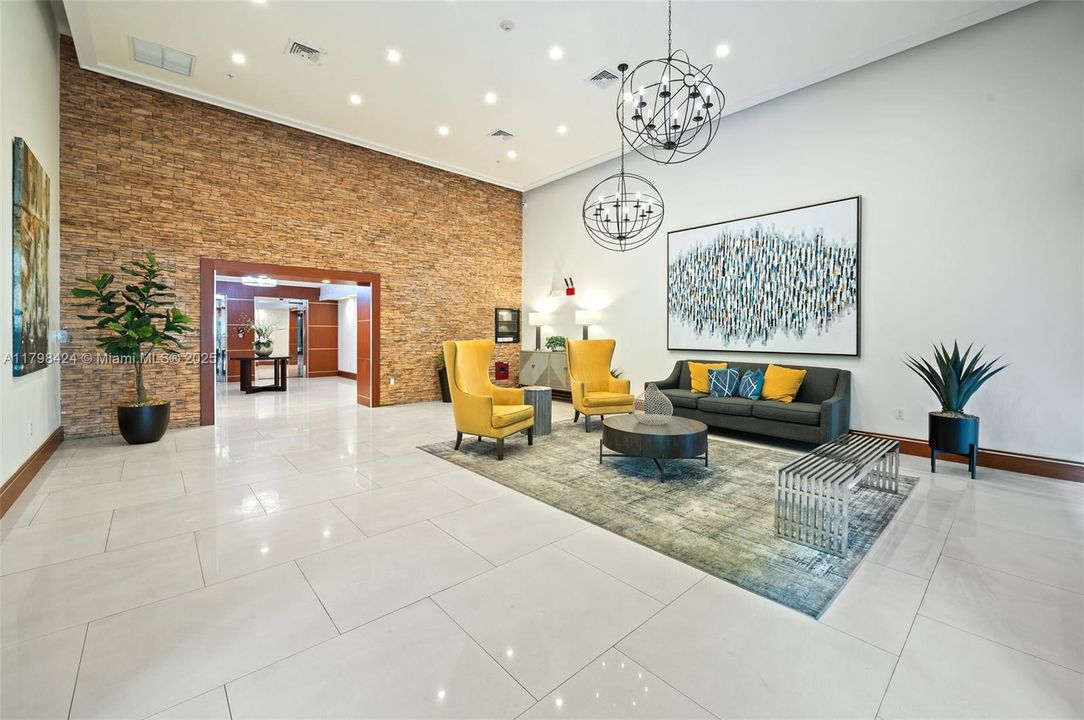 For Sale: $385,000 (1 beds, 1 baths, 714 Square Feet)