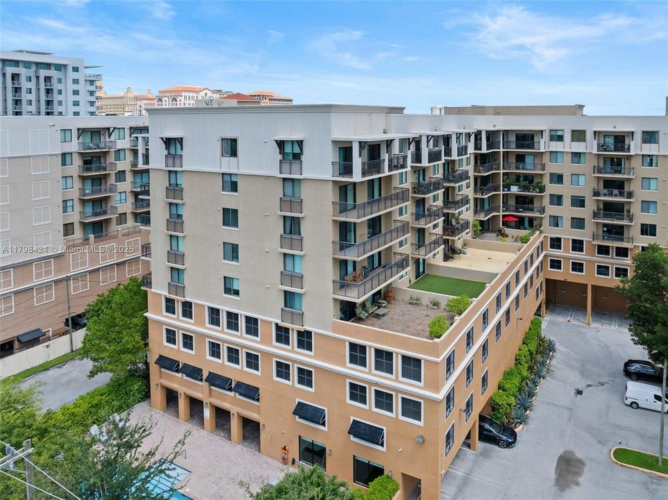 For Sale: $385,000 (1 beds, 1 baths, 714 Square Feet)