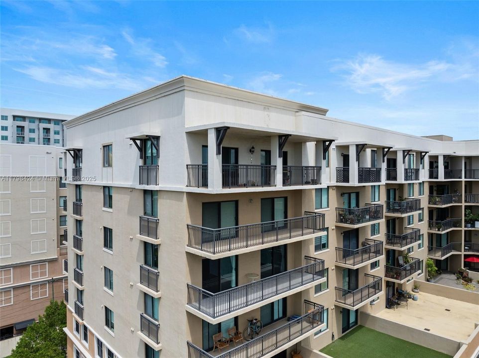 For Sale: $385,000 (1 beds, 1 baths, 714 Square Feet)