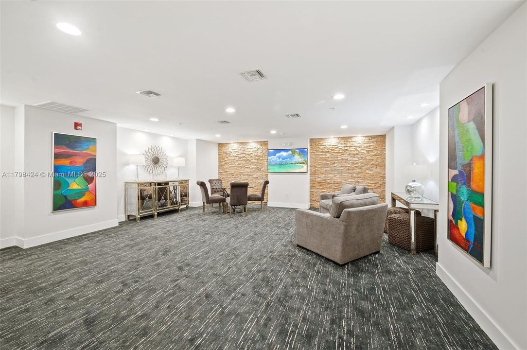 For Sale: $385,000 (1 beds, 1 baths, 714 Square Feet)