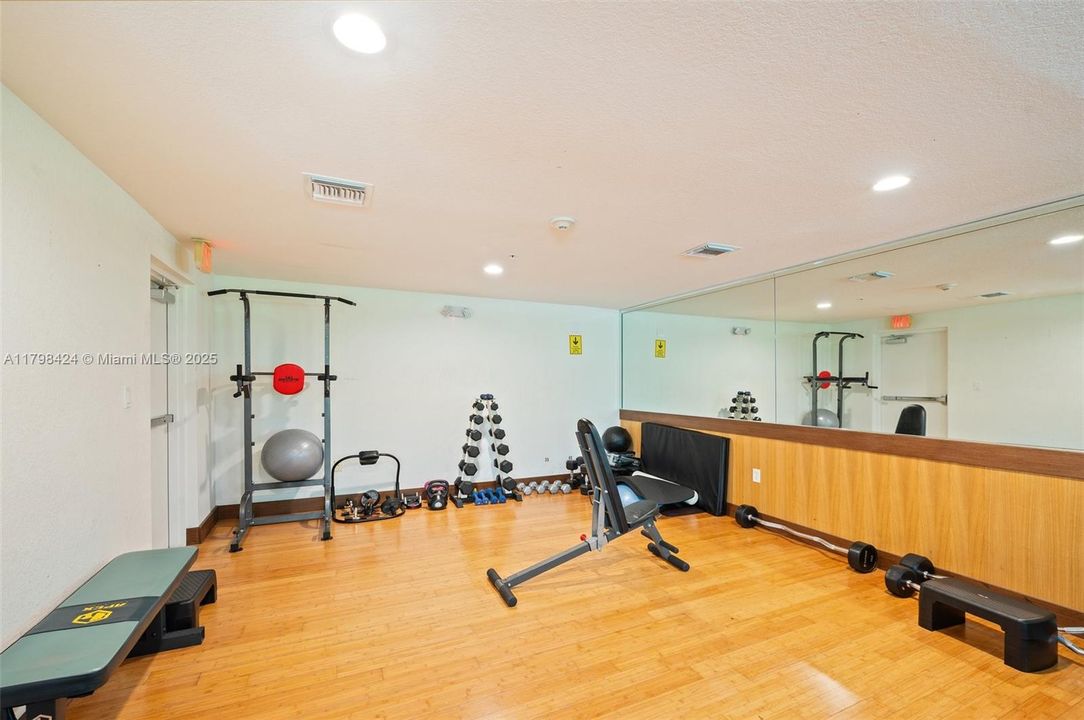 For Sale: $385,000 (1 beds, 1 baths, 714 Square Feet)