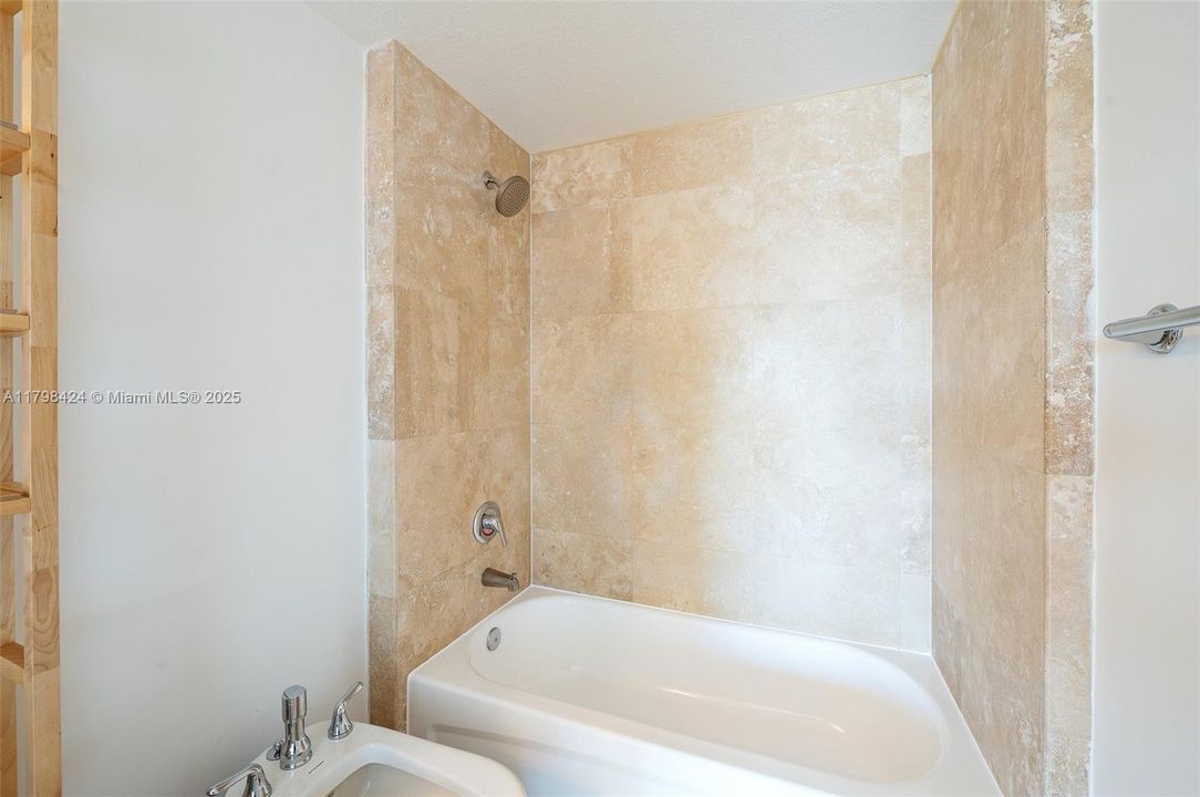For Sale: $385,000 (1 beds, 1 baths, 714 Square Feet)