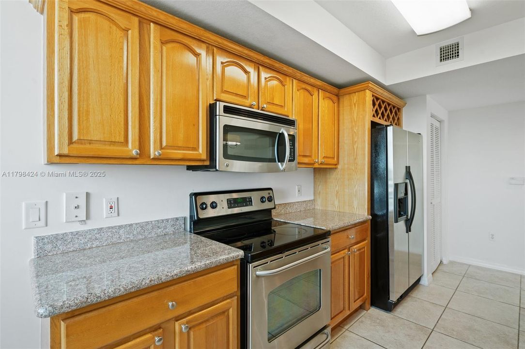 For Sale: $385,000 (1 beds, 1 baths, 714 Square Feet)