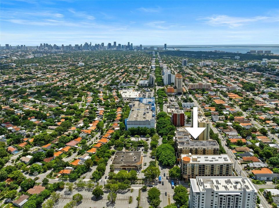 For Sale: $385,000 (1 beds, 1 baths, 714 Square Feet)