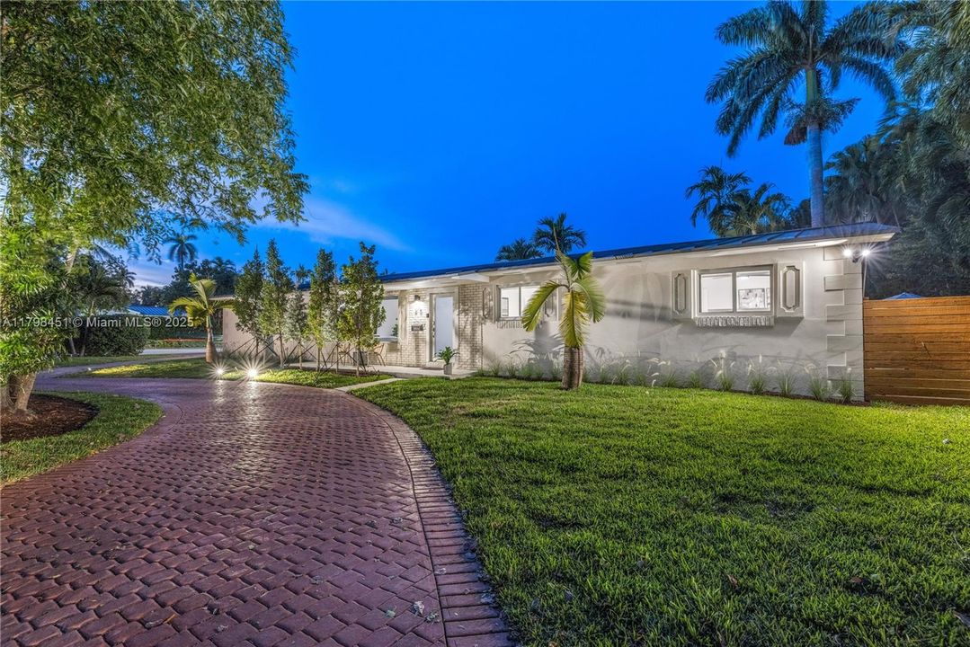 For Sale: $1,075,000 (3 beds, 2 baths, 1804 Square Feet)