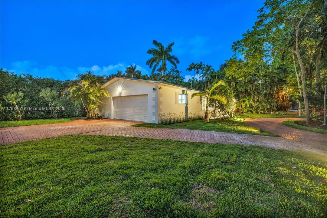 For Sale: $1,075,000 (3 beds, 2 baths, 1804 Square Feet)