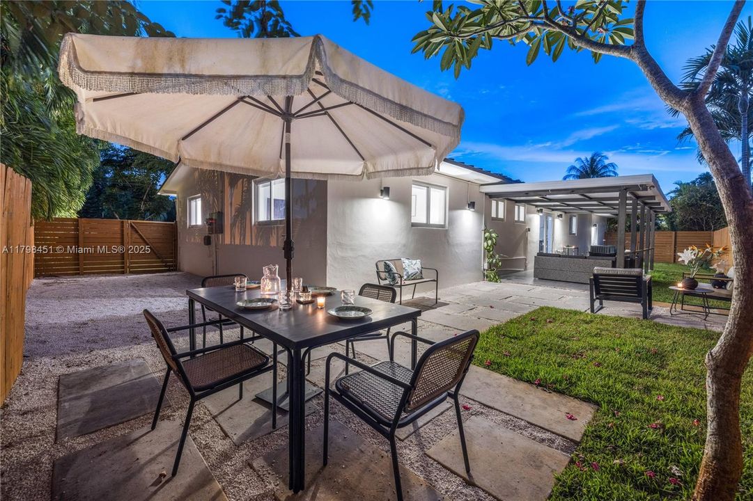 For Sale: $1,075,000 (3 beds, 2 baths, 1804 Square Feet)