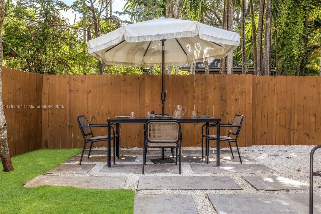 For Sale: $1,075,000 (3 beds, 2 baths, 1804 Square Feet)