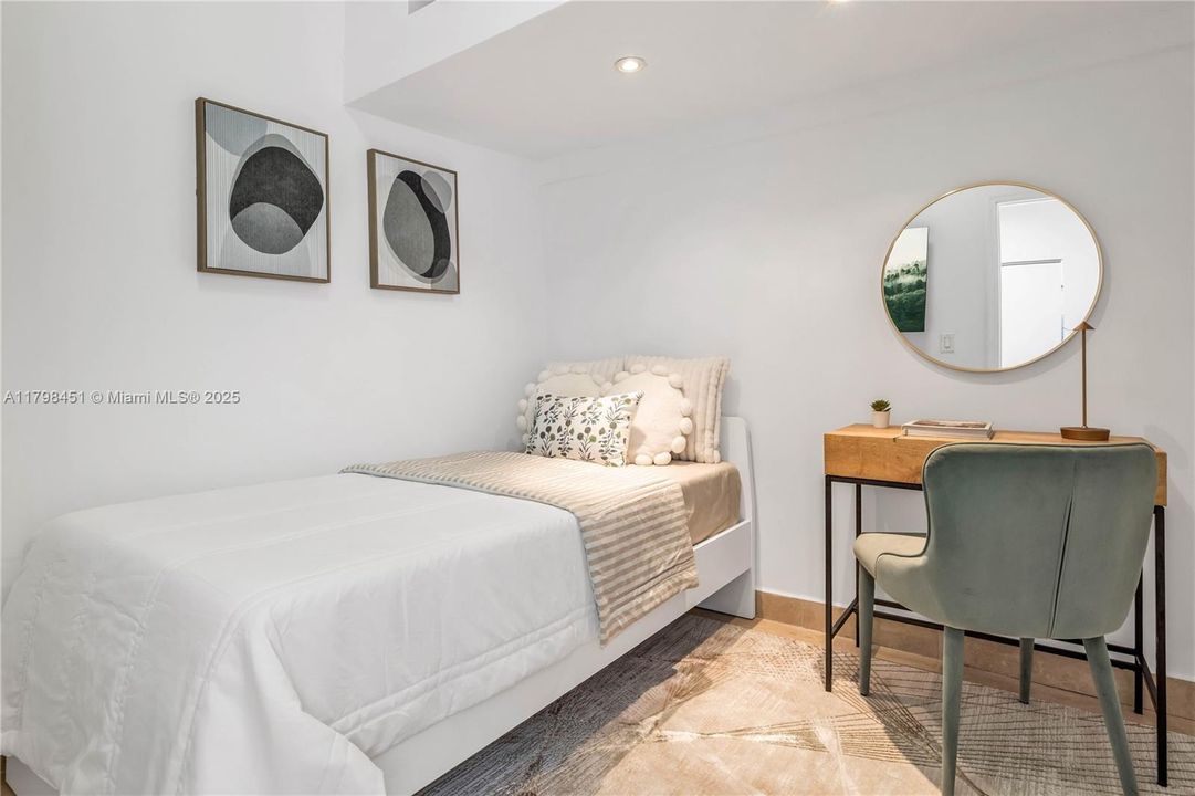 For Sale: $1,075,000 (3 beds, 2 baths, 1804 Square Feet)