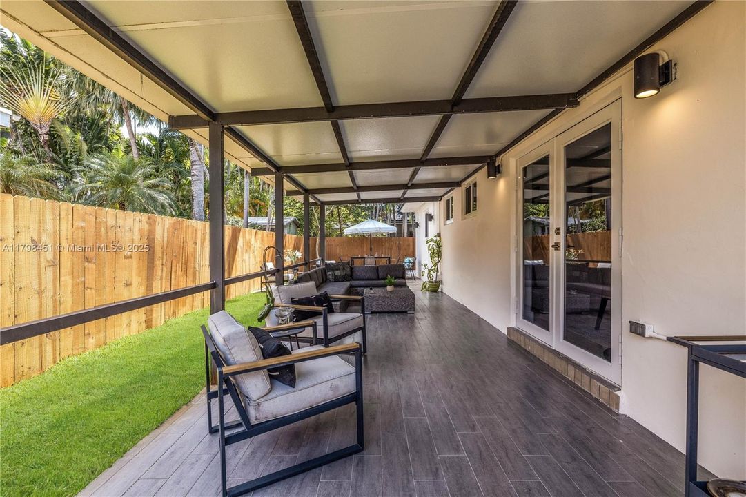 For Sale: $1,075,000 (3 beds, 2 baths, 1804 Square Feet)