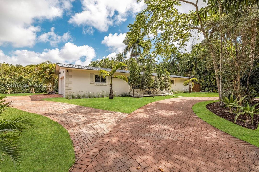 For Sale: $1,075,000 (3 beds, 2 baths, 1804 Square Feet)