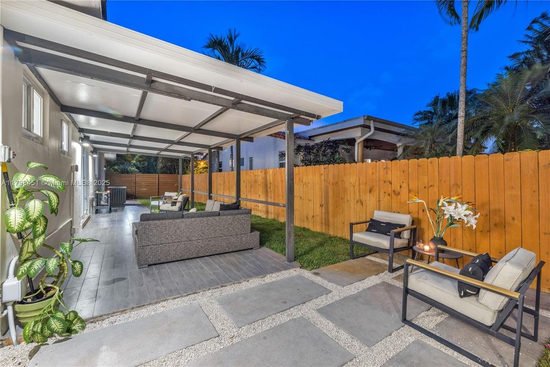 For Sale: $1,075,000 (3 beds, 2 baths, 1804 Square Feet)