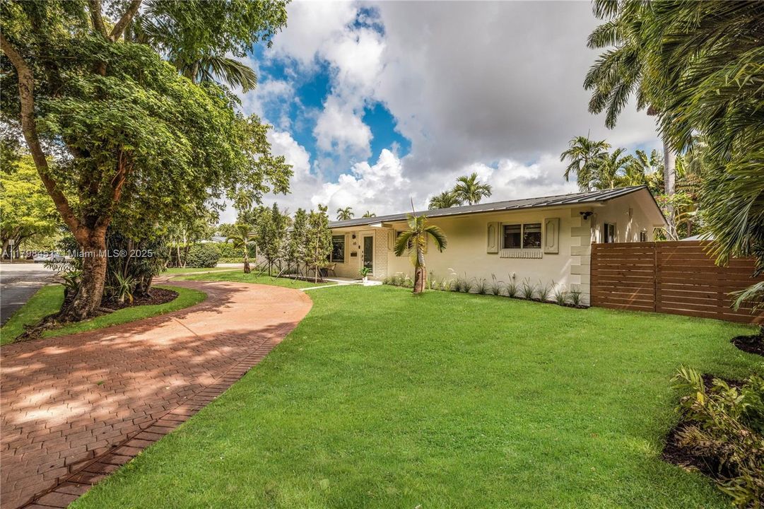 For Sale: $1,075,000 (3 beds, 2 baths, 1804 Square Feet)