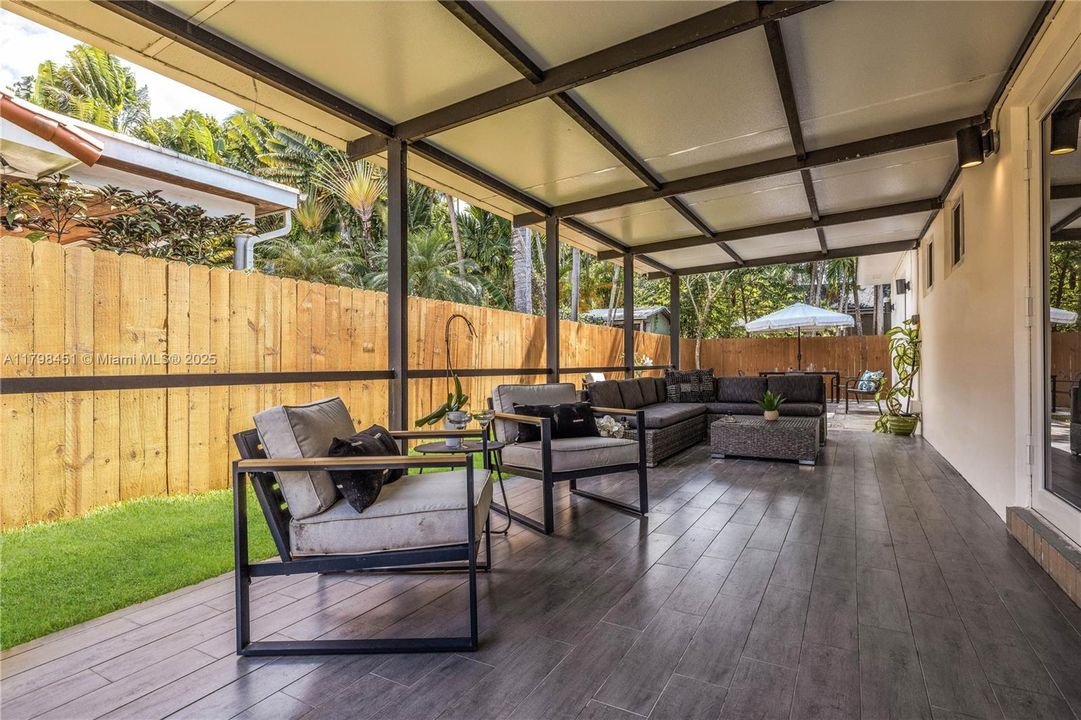 For Sale: $1,075,000 (3 beds, 2 baths, 1804 Square Feet)