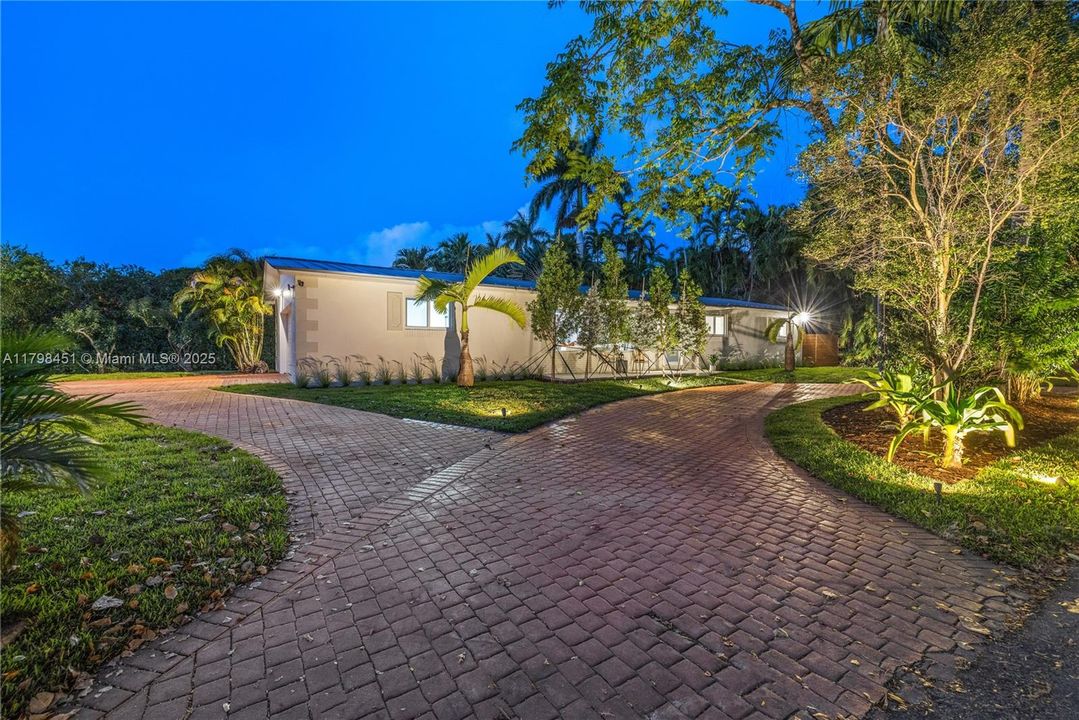 For Sale: $1,075,000 (3 beds, 2 baths, 1804 Square Feet)